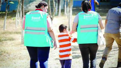 <b>Personal de la Senaf con un menor deportado.</b>