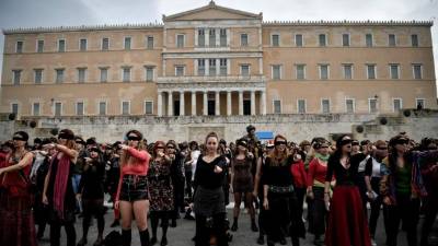 Mujeres activistas realizan una coreografía originada en Chile e inspirada por el grupo feminista chileno Las Tesis. AFP