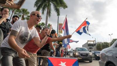 Aunque desvelados, los cubanos en Miami siguen celebrando la muerte de Castro. Foto: AFP