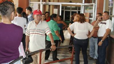 Todos los días, los empleados municipales protestan por el atraso en el pago de salarios y el aguinaldo.