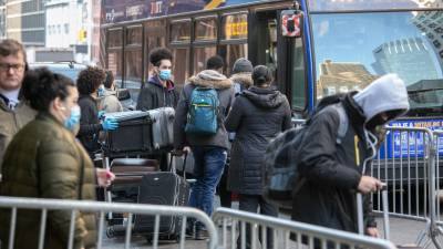 Las autoridades neoyorquinas enviaron autobuses para que los migrantes desalojados sean trasladados al nuevo albergue en Brooklyn.