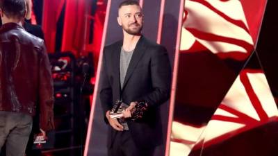 Justin Timberlake se llevó las ovaciones del público al dedicar un emotivo mensaje a niños que han sido excluidos. Fotos: AFP