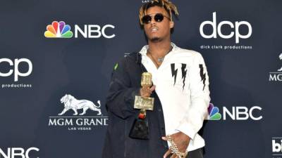 (FILES) In this file photo taken on May 1, 2019 Juice Wrld poses with the award for Best New Artist in the press room during the 2019 Billboard Music Awards at MGM Grand Garden Arena in Las Vegas, Nevada. - Chicago-born rapper Juice WRLD, one of a wave of young artists who made a name on streaming platforms before breaking out in the mainstream, died on Sunday at the age of 21, US media reported. (Photo by Amy Sussman / GETTY IMAGES NORTH AMERICA / AFP)