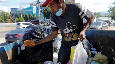 Un hombre sin techo, encuentra tamales entre la basura en una calle de Tegucigalpa (Honduras).