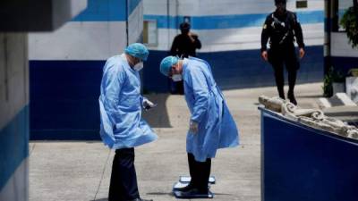 Según la Procuraduría de los Derechos Humanos, Guatemala ha contabilizado al menos 23 miembros del personal de salud contagiados por la enfermedad. EFE/Esteban Biba/Archivo