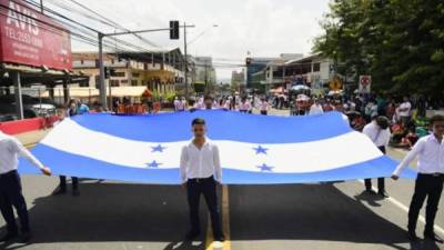 Enorme pabellón portado por estos alumnos durante el desfile.