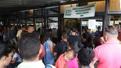 Cada día llega una gran cantidad de personas a solicitar su cédula de identidad.