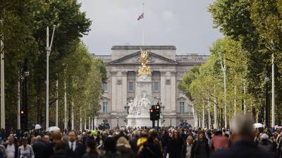 Salvas de cañón, ofrendas florales y los sentidos homenajes de representantes de la vida pública británica marcan este viernes el principio del adiós a Isabel II, que culminará con un funeral de Estado en Londres dentro de unos diez días.