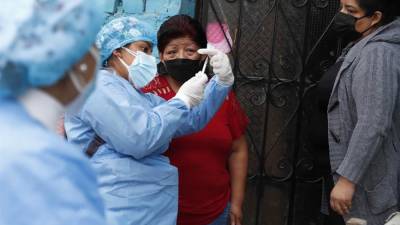 Brigadas de vacunación recorren el distrito de Villa El Salvador para aplicar la tercera dosis contra la covid-19, en Lima (Perú).