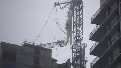 Estas grúas de construcción están diseñadas para soportar huracanes con vientos de 233 Km/hora (145 mph).