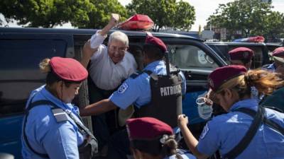 Policías detienen a un manifestante durante la marcha 'Unidos Por la Libertad' el 14 de octubre de 2018, en Managua (Nicaragua). EFE