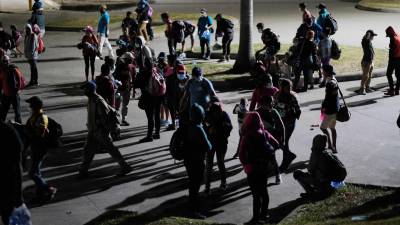 Fotografía de archivo de un grupo de personas que componen una nueva caravana migrante parte con rumbo a la frontera de Corinto, en San Pedro Sula (Honduras). EFE: José Valle