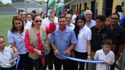 La primera dama Ana García y el director de Alianza Joven Honduras Usaid, Salvador Stadthagen, en la inauguración.