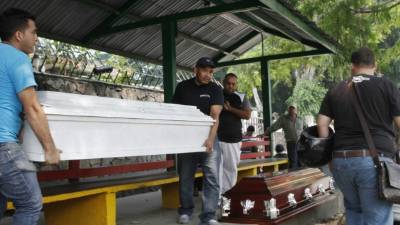 Familiares de las cinco víctimas retiraron ayer los cuerpos de Medicina Forense.