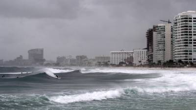 Fotografía de archivo de fuertes olas en una playa de la peninsula de Yucatán. EFE/Alonso Cupul