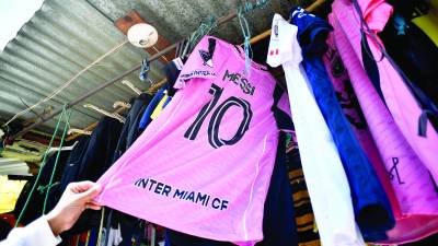 El comercio informal espera triplicar la venta de replicas de las camisas del Inter de Miami y Messi.