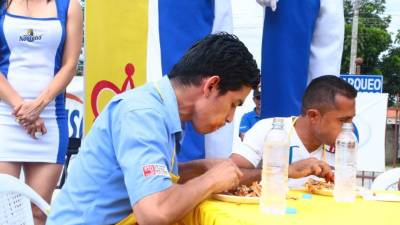 Alfredo Montoya celebra al ganar el concurso de hot dogs. César García a punto de terminar sus alitas. Franklyn Muñoz