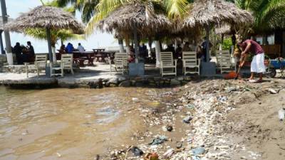 Los turistas llegaron a Omoa, mientras las brigadas limpiaban la basura. Fotos: Amílcar Izagurirre