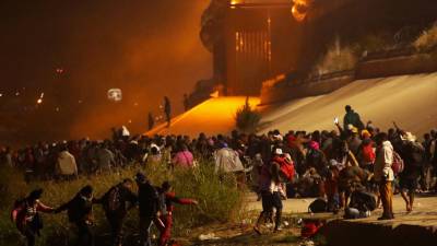 Un millar de migrantes cruzó el río Bravo tras llegar a la frontera entre México y EEUU escoltados por la policía mexicana.