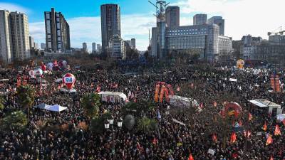 Casi 90,000 personas se congregaron en París para protestar contra la reforma de pensiones.