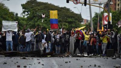 Las protestas se dan mientras Colombia atraviesa una tercera ola de contagios que tiene a los hospitales al borde del colapso y el personal de salud agotado.