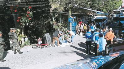 Momentos en que las autoridades reconocen el cadáver.