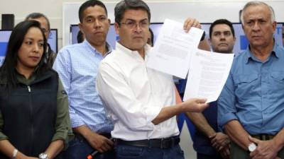 En aras de solventar la crisis, Juan Orlando Hernández firmó un segundo acuerdo con la OEA, pero dijo que la Alianza no lo suscribió.