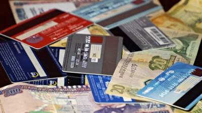 Las tarjetas de crédito y débito son muy utilizadas por los ciudadanos para evitar cargar efectivo. Foto: Melvin Cubas.
