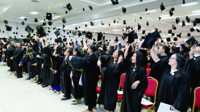 Profesionales celebran su graduación.