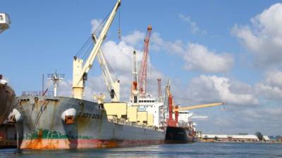 Un buque desembarca en una de las terminales de la Empresa Nacional Portuaria (ENP) en Puerto Cortés.