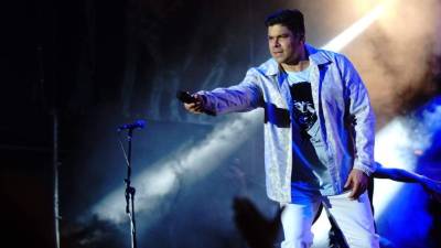 Los catrachos cantaron con Jerry al ritmo de sus grandes éxitos como 'Cara de niño', 'Vuela muy alto' y 'Ese'.