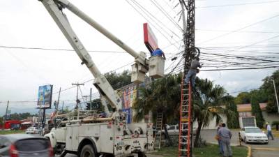 as cuadrillas de la Enee trabajaron ayer en el bulevar del norte, cerca del redondel de la 105 Brigada.