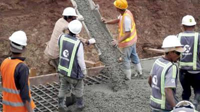 Trabajadores del sector construcción en la fundición de una losa en San Pedro Sula.