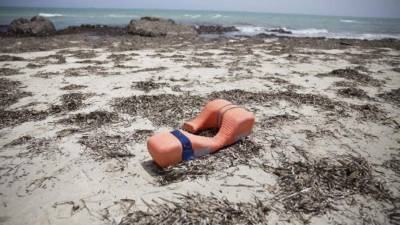 Un chaleco salvavidas permanece tirado en una playa donde han aparecido los cuerpos sin vida de inmigrantes Zuwarah al oeste de Trípoli en Libia ayer, 2 de junio de 2016. Al menos 117 cadáveres de inmigrantes fueron encontrados en la costa de Libia, en la localidad de Zuara, a 120 kilómetros al oeste de la capital, Trípoli. EFE