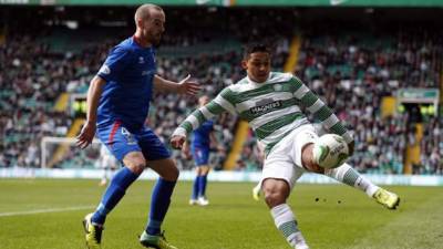 Emilio Izaguirre, marcado por James Vincent del Inverness Caledonian Thistle.