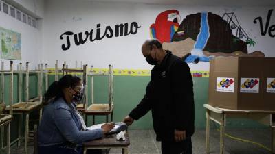 Un hombre ejerce su derecho al voto en un colegio electoral en Caracas, Venezuela, este domingo.