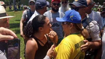 Los partidarios de Guaido y Maduro discuten frente a la embajada de Venezuela en Brasilia. AFP