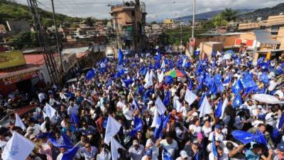 Simpatizantes del Partido Nacional salen a defender el triunfo en Tegucigalpa.