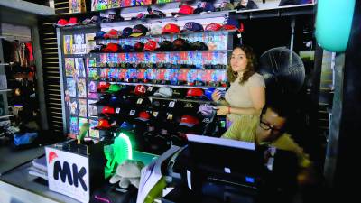 <b>Los comerciantes están teniendo cuantiosas pérdidas por los cortes, esta tienda de ropa de El Centro estaba a oscuras ayer. Foto: Melvin Cubas.</b>