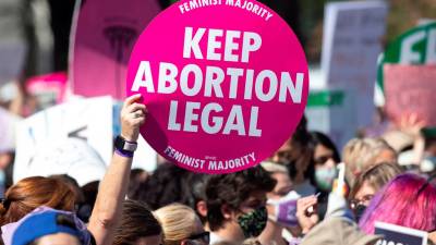 La polémica ley también permite a particulares presentar demandas civiles contra cualquier persona que ayude a una embarazada a abortar.
