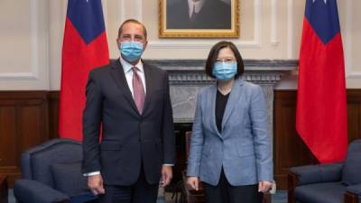 La presidenta taiwanesa Tsai Ing-wen se reunió con el secretario de salud de EEUU, Alex Azar en la visita de mayor alto rango de un funcionario estadounidense a la isla. / AFP