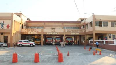 En la central de bomberos de San Pedro Sula continúa la remodelación de dormitorios. Foto: jorge Monzón