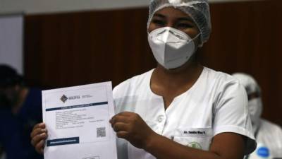 Sandra Ríos Villarte recibió por vía intramuscular la primera dosis de la vacuna Sputnik V y en 21 días deberá recibir la segunda. Foto AFP