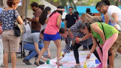 Muchos dejaron su nombre o dibujo en la manta que será colocada en la terminal de buses. Fotos: Yoseph Amaya