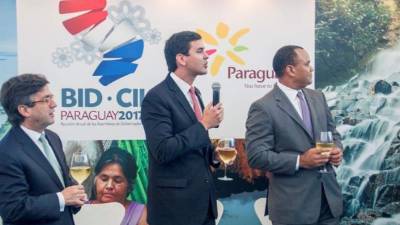 De izquierda a derecha, Luis Alberto Moreno, presidente del BID, Santiago Peña, ministro de Finanzas de Paraguay y y Michael Halkitis, ministro de Finanzas de Bahamas.