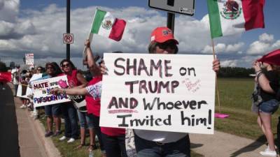 Decenas de hispanos recibieron con protestas a Trump en un evento de campaña en Michigan.