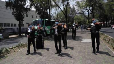 Mariachis ofrecen una serenata este martes frente al Hospital Nacional de Enfermedades Respiratorias, en Ciudad de México (México). EFE/ Sáshenka Gutiérrez