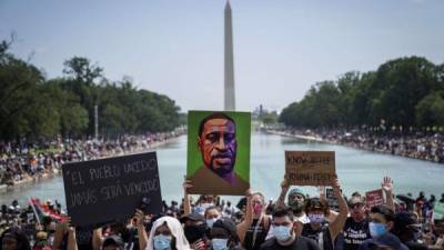 Manifestantes copen la explanada de Washington para una marcha para conmemorar el histórico discurso 'Tengo un sueño' de 1963 de Martin Luther King Jr., líder de los derechos civiles.