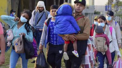 Un grupo de migrantes caminan en una caravana rumbo a Estados Unidos, en la Gran Central Metropolitana de San Pedro Sula (Honduras), en una fotografía de archivo. EFE/ José Valle
