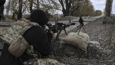 Militares ucranianos mantienen guardia permanente en los principales accesos hacia la capital ante el avance de las tropas rusas.